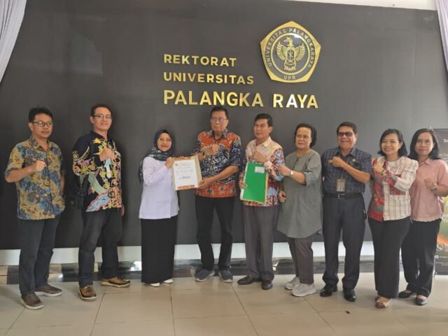 KEBERLANJUTAN - Dekan Fakultas Kedokteran UPR, Dr. dr. Natalia Sri Martani, M.Si menyerahkan berkas pendaftaran balon Rektor kepada Ketua Panitia Pilrek UPR, Prof. Dr. Joni Bungai, M.Pd di Sekretariat Panitia Rektorat UPR, Selasa (26/5/2026).